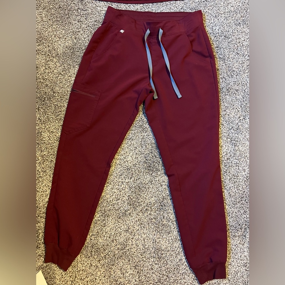 Figs Zamora jogger scrubs. Small/regular. Burgundy.